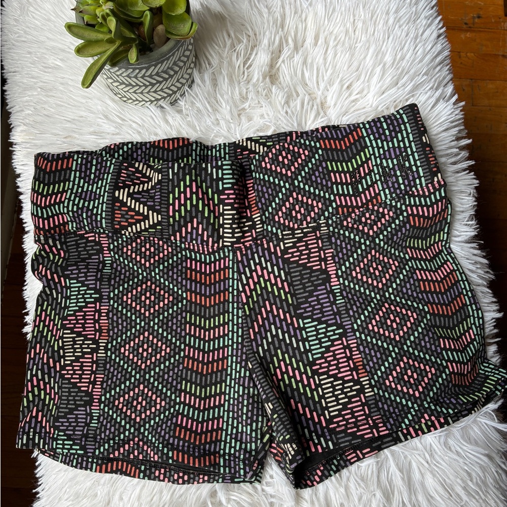 PINK Victoria’s Secret Tribal Geometric Yoga Shorts 💜